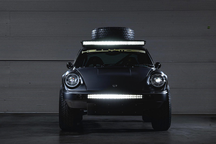 Bản độ Porsche 911 Safari của KMR cũng mang dấp dáng tương tự như vậy, cũng với một mục đích chạy off-road. Nhưng lần này, chiếc xe sở hữu nhiều trang bị độc đáo hơn đi kèm với hàng loạt những nâng cấp về sức mạnh, khung gầm, hệ thống treo,...