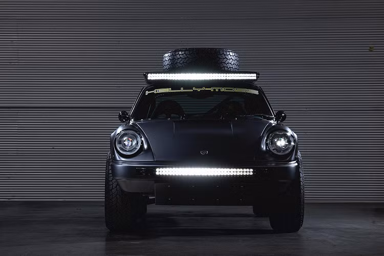 Bản độ Porsche 911 Safari của KMR cũng mang dấp dáng tương tự như vậy, cũng với một mục đích chạy off-road. Nhưng lần này, chiếc xe sở hữu nhiều trang bị độc đáo hơn đi kèm với hàng loạt những nâng cấp về sức mạnh, khung gầm, hệ thống treo,...