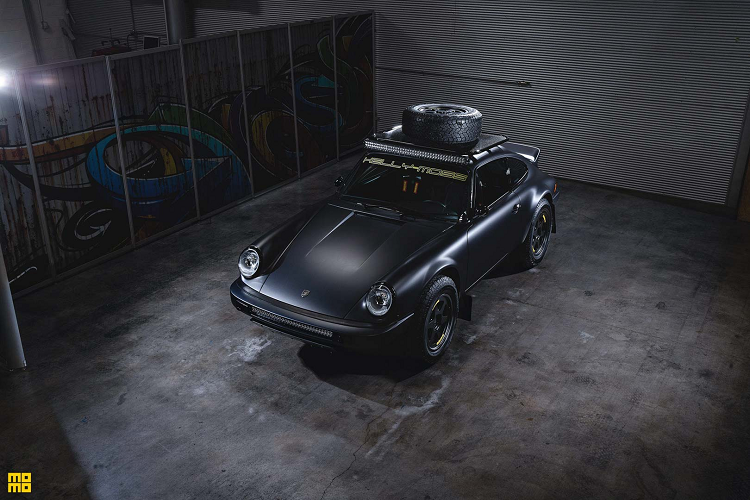 Nội thất cũng nhận được nhiều sự sửa đổi như bên ngoài bao gồm ghế bọc da Recaro, màn hình hiển thị kỹ thuật số MoTeC, đài phát thanh GPS cổ điển của Porsche, bộ khuếch đại JL Audio, loa Focal, vô lăng Momo Prototipo và các thanh chống lật tùy chỉnh.