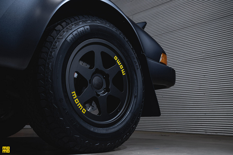 “Tiền thân” của bản độ 911 Safari này là một chiếc Porsche 911 3.2 Carrera đời 1984. Kế hoạch ban đầu của KRM dơn giản chỉ là tinh chỉnh đôi chút ở ngoại hình. Nhưng sau đó, dự án này đã biến thành bản độ toàn diện nhất mà Kelly-Moss từng làm.