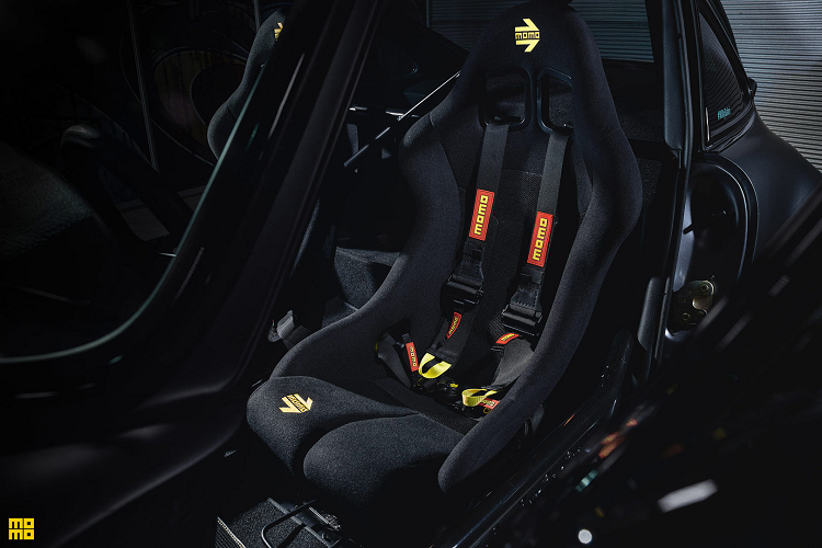 Về khung gầm, thay đổi rõ rệt nhất của Porsche 911 Safari chính là hệ thống treo. Chiếc coupe 2 cửa được trang bị bộ giảm chấn ống đôi đảo chiều, có thể tùy chỉnh của hãng Exe-TC, lò xo của Elibach. Ngoài ra, hệ thống treo còn được đảm bảo nhờ tay đòn dưới trục trước được KMR gia cố và bạc lót do Elephant Racing cung cấp.