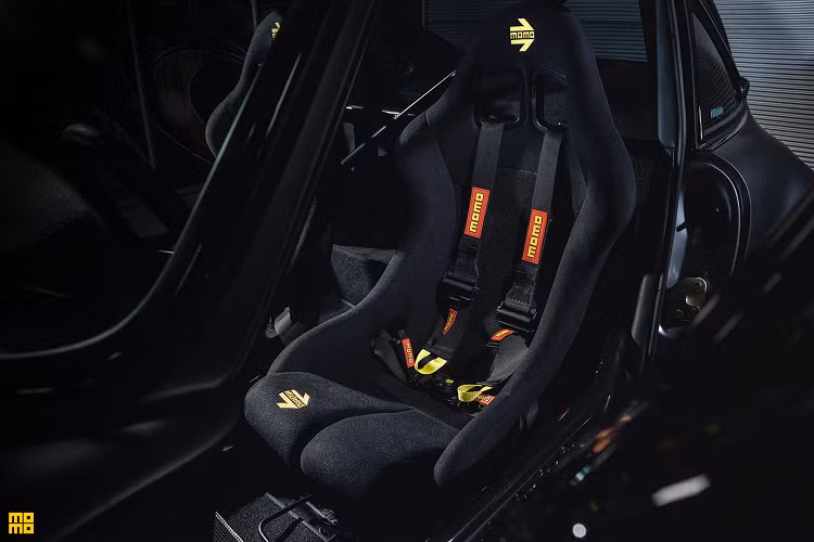 Về khung gầm, thay đổi rõ rệt nhất của Porsche 911 Safari chính là hệ thống treo. Chiếc coupe 2 cửa được trang bị bộ giảm chấn ống đôi đảo chiều, có thể tùy chỉnh của hãng Exe-TC, lò xo của Elibach. Ngoài ra, hệ thống treo còn được đảm bảo nhờ tay đòn dưới trục trước được KMR gia cố và bạc lót do Elephant Racing cung cấp.