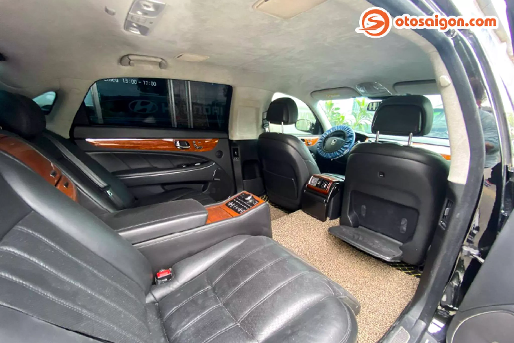 Ghế điều chỉnh điện đi kèm với chức năng massage, trang bị rèm che nắng, chỗ gác chân phía sau. Bệ tỳ tay ở hàng ghế ông chủ tích hợp nhiều nút chức năng chỉnh ghế, hệ thống thông tin giải trí, điều hoà,…