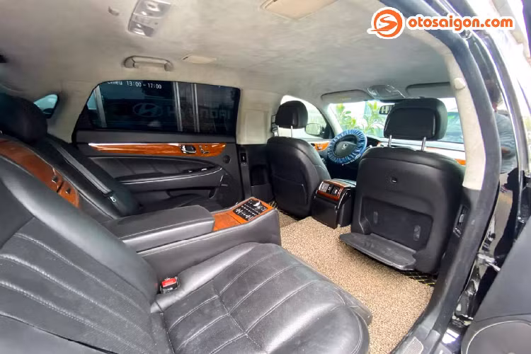 Ghế điều chỉnh điện đi kèm với chức năng massage, trang bị rèm che nắng, chỗ gác chân phía sau. Bệ tỳ tay ở hàng ghế ông chủ tích hợp nhiều nút chức năng chỉnh ghế, hệ thống thông tin giải trí, điều hoà,…