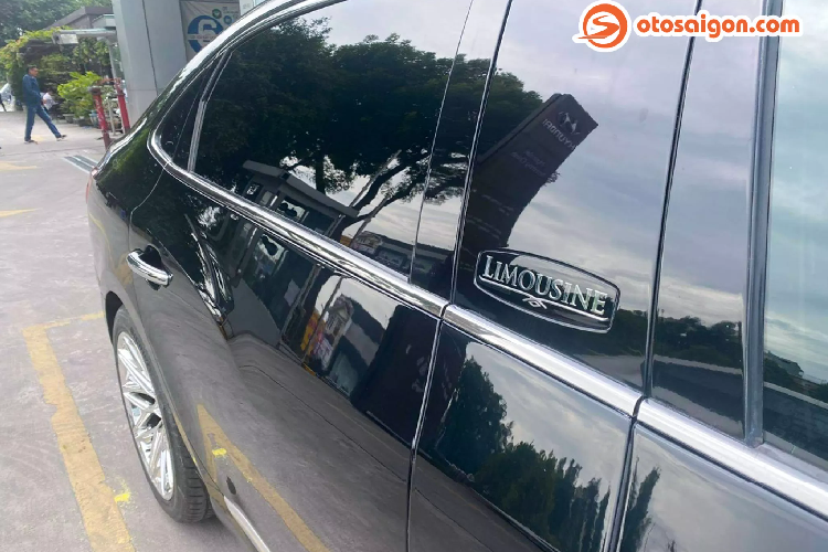 Sự thú vị của Hyundai Equus Limousine V8 5.0L 2010 không nằm ở thương hiệu, mà nó nằm ở Giá trị và Trang bị. Đặc biệt là kích thước đồ sộ và dài đúng như tên gọi “Equus Limousine”. Xe sở hữu kích thước (DxRxC) lần lượt: 5.460 x 1.900 x 1.495mm đi cùng với chiều dài cơ sở 3.345mm. Trục sơ sở của Equus Limousine dài hơn Hyundai Equus (sedan full size) thông thường khoảng 300mm, có thể gọi là nó là một phiên bản LWB.