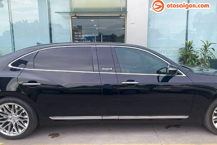 Là mẫu xe sang ra đời với tham vọng làm đối trọng trực tiếp với Lexus LS 460L hay Mercedes-Benz S500L. Dòng xe Hyundai Equus đánh dấu là dòng xe khởi đầu, từng bước thiết lập lên chỗ đứng trong thế giới xe sang của người Hàn. Tương tự như các mà hãng Toyota đã xây dựng thương hiệu Lexus, Honda với Acura hay Nissan với Infiniti.