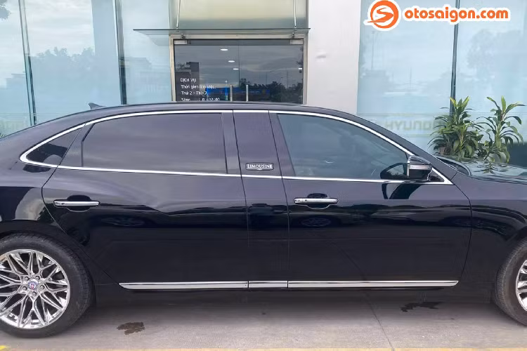 Là mẫu xe sang ra đời với tham vọng làm đối trọng trực tiếp với Lexus LS 460L hay Mercedes-Benz S500L. Dòng xe Hyundai Equus đánh dấu là dòng xe khởi đầu, từng bước thiết lập lên chỗ đứng trong thế giới xe sang của người Hàn. Tương tự như các mà hãng Toyota đã xây dựng thương hiệu Lexus, Honda với Acura hay Nissan với Infiniti.