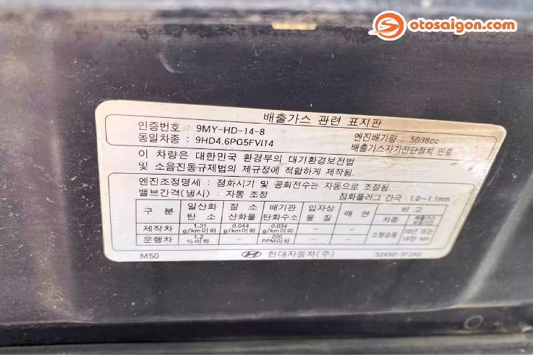 Chiều dài cơ sở lớn cho phép nội thất của Hyundai Equus Limousine cực kỳ thoải mái cho các ông chủ. Tất cả ghế ngồi đều được bọc da cao cấp, ốp gỗ trang trí ở nhiều chi tiết.