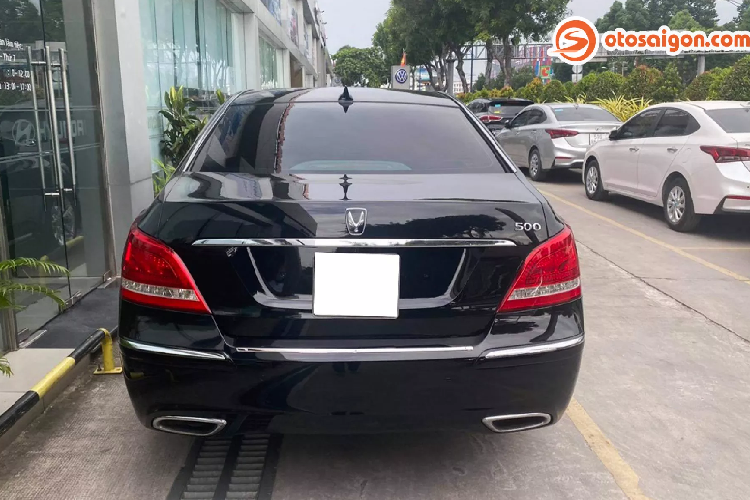 Hyundai Equus Limousine đời 2010 là một gợi ý dành cho những ông chủ đang tìm kiếm một chiếc sedan hạng sang cỡ lớn, đồng tời tiết kiệm kha khá chi phí mua xe. Thậm chí, Equus Limousine cũng là mẫu xe lý tưởng dành cho những đang có ý định sưu tầm hoặc có chút cảm tình với xe sang Hàn Quốc.