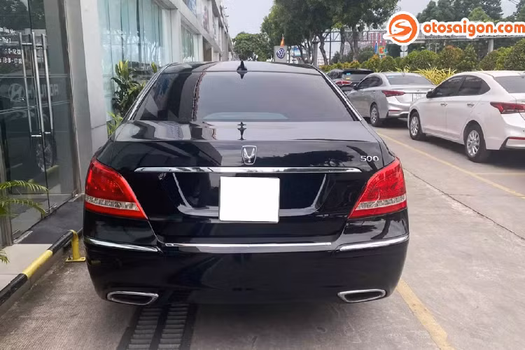 Hyundai Equus Limousine đời 2010 là một gợi ý dành cho những ông chủ đang tìm kiếm một chiếc sedan hạng sang cỡ lớn, đồng tời tiết kiệm kha khá chi phí mua xe. Thậm chí, Equus Limousine cũng là mẫu xe lý tưởng dành cho những đang có ý định sưu tầm hoặc có chút cảm tình với xe sang Hàn Quốc.