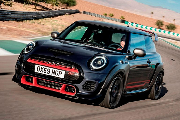 Tính đến nay, một số những “tin vui” đối với những người sở hữu mẫu hatchback này dần được lộ diện, một trong số đó chính là hiệu quả tiêu thụ nhiên liệu chính thức thực sự khá tốt đối với mẫu xe Mini mạnh nhất.