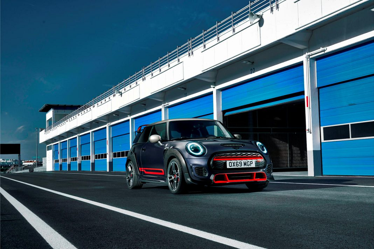 EPA đã tuyên bố JCW GP có mức tiêu thụ nhiên liệu 9,8 lít/100km khi di chuyển trong thành phố và 7,8 lít/100km trên đường cao tốc. Đây là một con số đáng chú ý khi chiếc xe có động cơ 301 mã lực và mô-men xoắn 450 Nm. Chiếc xe được trang bị hộp số tự động tám cấp tương xứng với động cơ này.