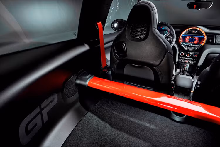 So với mức tiêu thụ nhiên liệu của Honda Civic Type R với mức tiêu thụ nhiên liệu 10,7 lít/100km cho việc vận hành trong thành phố và 8,4 lít trên cao tốc hay Hyundai Veloster N, Mini JCW chiến thắng rõ rệt.