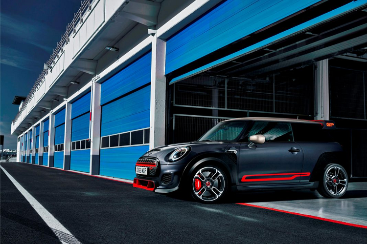 Mini Cooper JCW GP 2020, chiếc Mini mạnh nhất cho đến nay, đã được ra mắt với hệ thống treo và phanh nâng cấp, bộ bodykit aero và có thể tăng tốc từ 0-100km/h chỉ trong vòng 5,2 giây.