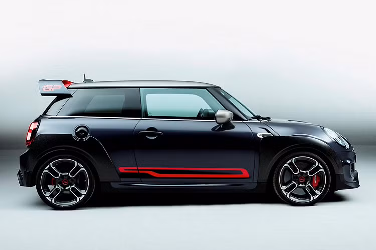 Đối thủ cạnh tranh mpg gần nhất của Mini Cooper JCW GP mới không ai khác chính là mẫu xe Đức AWD Volkswagen Golf R. Cả hai đều có EPA và xếp hạng kết hợp, mặc dù xếp hạng về độ thân thiện khi di chuyển trong thành phố của Golf R chỉ thấp hơn 1 chút so với Mini JCW GP.