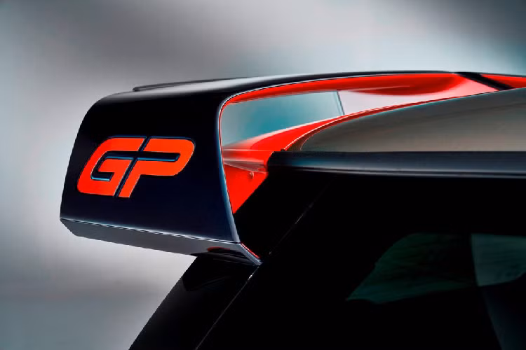 Hàng ghế sau của JCW GP được thay thế bằng các thanh nẹp chéo để tăng độ cứng.