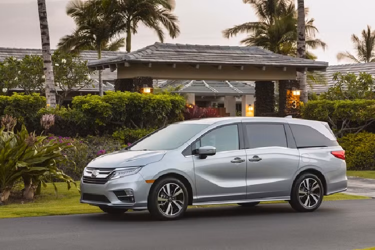 Honda Odyssey 2020 – 31.785 USD. Chiếc minivan 3 hàng ghế là lựa chọn thay thế cho Pilot nếu bạn cần nội thất nhiều chức năng hơn. Trải nghiệm lái tiện nghi, hàng ghế thứ 2 có thể trượt điện, khoang hành lý rộng rãi là điểm nhấn của mẫu xe này. Được ví như chiếc xe SUV 8 chỗ, Odyssey sở hữu động cơ V6 3.5L 280 mã lực, mô-men xoắn 355 Nm.