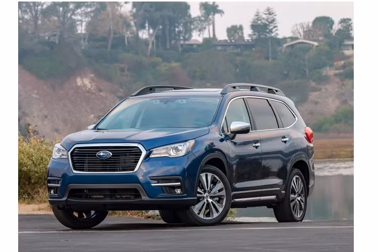 Subaru Ascent 2020 – 33.005 USD. Ngoài không gian nội thất rộng rãi, nhiều chỗ chứa đồ lặt vặt, xe còn được trang bị nhiều tính năng tiêu chuẩn, trong đó có hệ thống thông tin giải trí hai màn hình trực quan, và công nghệ trợ lái EyeSight.