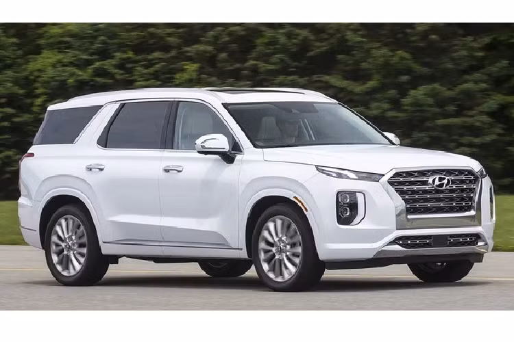 Hyundai Palisade 2020 – 32.645 USD. Tân binh 3 hàng ghế của Hyundai có sự thu hút nhất định. Model mới nhất được trang bị nhiều tính năng, trong đó có phanh tự động khẩn cấp, 7 cổng USB, tùy chọn cụm đồng hồ số, hai cửa sổ trời, ghế sưởi và thông gió, cửa cốp có thể điều chỉnh được chiều cao, hàng ghế thứ 3 rộng rãi cho người lớn ngồi. Xe được trang bị động cơ V6 3.8L sản sinh công suất 191 mã lực, mô-men xoắn 355 Nm.