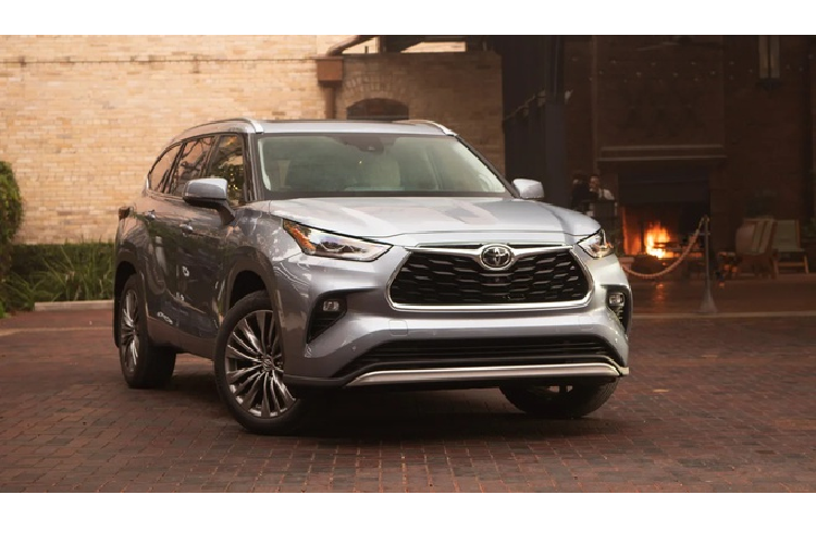Toyota Highlander 2020 – 35.720 USD. Model 2020 được thiết kế mới toàn diện, ngoại thất sành điệu hơn, công nghệ khoang lái nâng cấp, và sử dụng nền tảng mới cho trải nghiệm lái tốt hơn. Bản tiêu chuẩn được trang bị động cơ V6 3.5L sản sinh công suất 295 mã lực, mô-men xoắn 356 Nm. Bản hybrid sử dụng động cơ 2.5L 4 xi-lanh và một môtơ điện cho công suất tổng cộng 240 mã lực.
