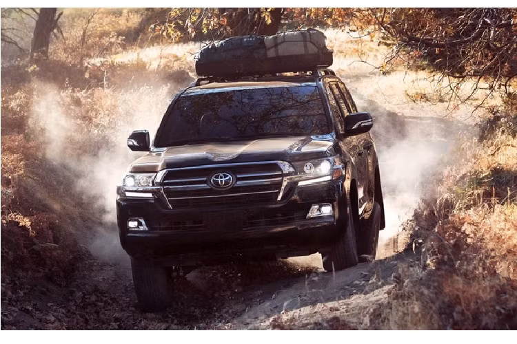 Toyota Land Cruiser 2020 – 86.640 USD. SUV lâu đời nhất của Toyota luôn có phong cách hầm hố và trải nghiệm lái tin cậy. Không chỉ off-road mạnh mẽ, xe còn vận hành êm ái và tiện nghi trên cao tốc. SUV sử dụng động cơ V8 5.7L cho công suất 381 mã lực, mô-men xoắn 543 Nm.