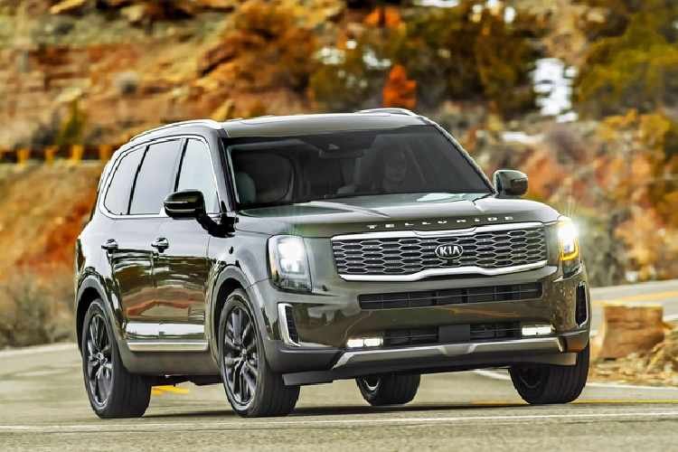 Kia Telluride 2020 – 32.785 USD. SUV hình hộp Kia được thiết kế sành điệu nhưng thực dụng. Xe được trang bị nhiều tính năng như Hyundai Palisade, từ ghế sưởi và thông gió tới hai cửa sổ trời, hàng ghế thứ 3 rộng rãi. SUV sử dụng động cơ V6 3.8L, công suất 191 mã lực, mô-men xoắn 355 Nm.
