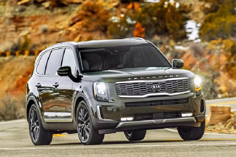 Kia Telluride 2020 – 32.785 USD. SUV hình hộp Kia được thiết kế sành điệu nhưng thực dụng. Xe được trang bị nhiều tính năng như Hyundai Palisade, từ ghế sưởi và thông gió tới hai cửa sổ trời, hàng ghế thứ 3 rộng rãi. SUV sử dụng động cơ V6 3.8L, công suất 191 mã lực, mô-men xoắn 355 Nm.