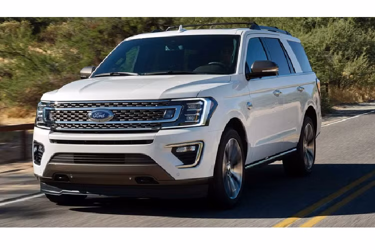 Ford Expedition 2020 – 54.205 USD. Thiết kế mới của SUV cỡ lớn được đánh giá cao, cân bằng giữa trải nghiệm lái và off-road, xử lý chính xác, khoang lái và hàng ghế thứ 3 cực rộng, công nghệ hiện đại. SUV được trang bị động cơ V6 tăng áp kép đủ mạnh, cho công suất 375 mã lực, mô-men xoắn 637 Nm. Riêng bản đời cao Platinum đạt công suất 400 mã lực, mô-men xoắn 650 Nm. Bản trục cơ sở dài cũng có sẵn.
