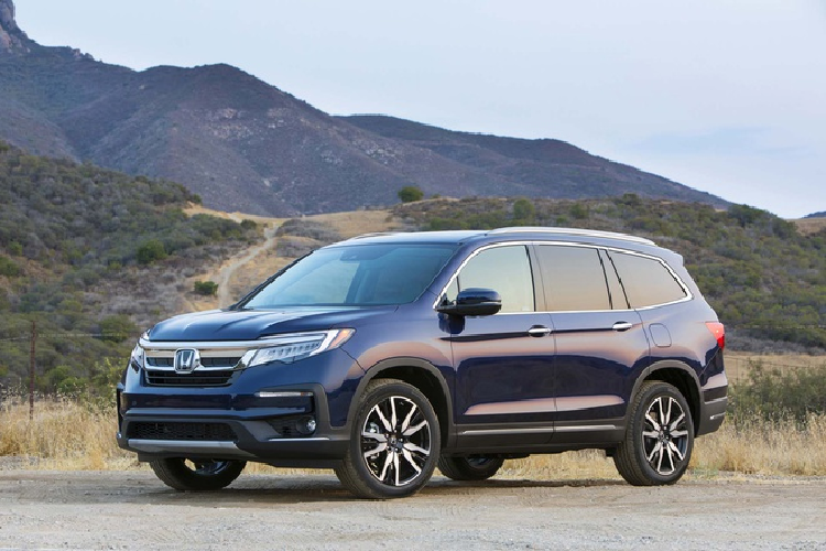 Honda Pilot 2020 – 32.645 USD. Mẫu xe SUV 8 chỗ Honda gây ấn tượng với khả năng lái nhuần nhuyễn. Động cơ V6 3.5L công suất 280 mã lực, mô-men xoắn 355 Nm đủ sức đáp ứng nhu cầu đi lại hàng ngày. Điểm trừ duy nhất là hộp số tự động 9 cấp (tùy chọn) không được trơn tru.