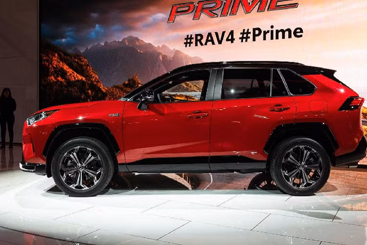 Trước đây, vào tháng 11 năm ngoái tại triển lãm ôtô Los Angeles, Toyota tiết lộ thêm phiên bản plug-in hybrid của RAV4 có tên là RAV4 Prime. Điều bất ngờ là xe mạnh tới 302 mã lực và có thể tăng tốc từ 0-96km/h trong 5,8 giây.
