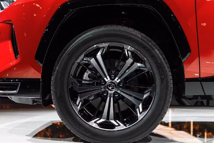 Hiện Toyota RAV4 không được phân phối chính hãng bởi TMV tại Việt Nam. Do đó, các mẫu xe lăn bánh đều được nhập khẩu tư nhân. Đây chính là lý do khiến giá xe tương đối "chát".