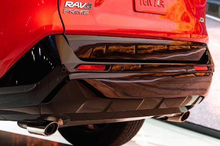 Giá xe Toyota RAV4 2021 khởi điểm 41.425 USD (964 triệu đồng), biến thể XSE của Toyota RAV4 2021 Prime nhận được rất nhiều trang bị tiêu chuẩn bao gồm màn hình cảm ứng 9 inch lớn hơn, cửa sổ trời, lazăng 19 inch, ngoại thất hai tông màu,...