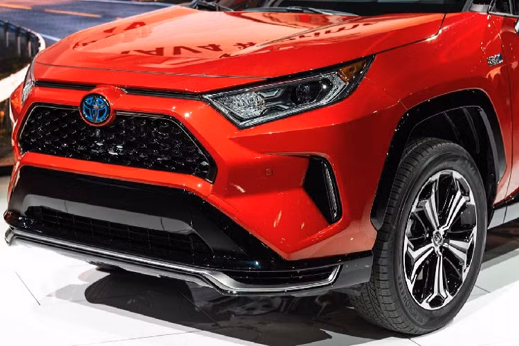 Hãng xe Toyota cũng liệt kê 3 gói tùy chọn cho biến thể XSE. Gói đắt nhất có giá 5.760 USD (134 triệu đồng) và bổ sung tính năng như ghế có sưởi và thông gió, âm thanh JBL, màn hình head-up, nhiều hệ thống hỗ trợ người lái,..