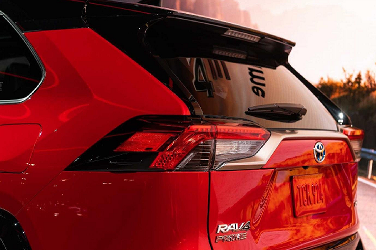 Toyota RAV4 2021 Prime chắc chắn chiếm vị trí đầu bảng trong dòng xe RAV4. Điển hình, biến thể Prime SE có giá cao hơn 1.220 USD (28 triệu đồng) so với Limited Hybrid –biến thể RAV4 đắt nhất trước đây. RAV4 Prime XSE với gói 5.760 USD nói trên sẽ “ngốn” 47.185 USD (hơn 1 tỷ đồng). Phiên bản đầy đủ các tùy chọn có thể vượt ngưỡng 50.000 USD (gần 1,2 tỷ đồng).