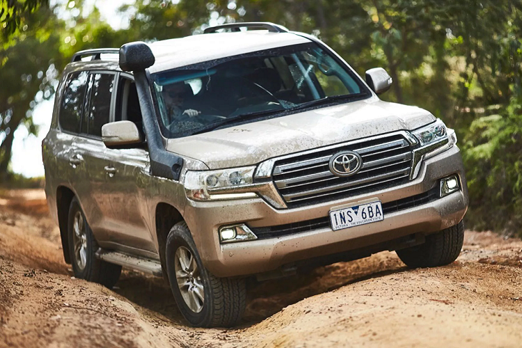 Land Cruiser là dòng xe SUV mang tính biểu tượng của Toyota. Land Cruiser là dòng xe SUV mang tính biểu tượng của hãng xe Toyota. Dòng xe Land Cruiser tượng trưng cho chất lượng, độ bền và độ tin cậy của thương hiệu Toyota. Land Cruiser đã và đang là người bạn đồng hành của nhiều người trên toàn thế giới và theo nhiều lối sống khác nhau. Vào năm ngoái, Land Cruiser đã đánh dấu cột mốc quan trọng về doanh số, khi có đến 10 triệu chiếc Land Cruiser đã được bán trong suốt 68 năm qua.