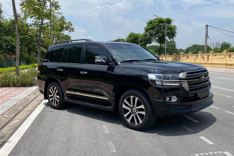 Toyota Land Cruiser máy dầu 4.5L Excalibur nhập Nga tại Việt Nam. Land Cruiser là dòng xe SUV cỡ lớn rất được ưa chuộng tại Việt Nam. Đa số xe Land Cruiser (200 Series) trên thị trường hiện nay hầu hết là xe lắp máy xăng V8 4.6L (nhập chính hãng) hay V8 5.7L trên xe nhập từ một số thị trường như Trung Đông. Bên cạnh máy xăng, vẫn có những chiếc Land Cruiser phiên bản máy dầu V8 4.5L nhập tư, được đưa từ nhiều thị trường như châu Âu và Nga để đáp ứng sở thích của khách mua xe. Nhiều khách Việt chuộng Land Cruiser máy dầu vì độ bền bỉ, chi phí khi vận hành thấp hơn, kinh tế hơn hay mô-men xoắn cao. Chính vì thế, luôn có những chiếc Land Cruiser máy dầu được nhập về nước để đáp ứng cho các nhu cầu ấy, dù giá nhập về nước không hề rẻ so với xe máy xăng nhập chính hãng.