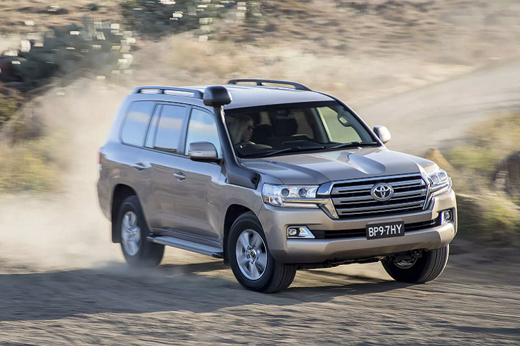 Toyota Land Cruiser 200 Series sẽ ngừng sản xuất vào tháng 3/2021. Hãng Toyota vẫn kín tiếng thông tin về Toyota Land Cruiser 200 Series thế hệ mới. Khả năng cao, hãng Toyota sẽ lắp động cơ Xăng V6 tăng áp tích hợp công nghệ hybrid cho Land Cruiser thế hệ tiếp theo, đồng thời nói lời chào tạm biệt động cơ dầu V8. Động cơ xăng V6 tăng áp tích hợp công nghệ hybrid có thể là động cơ được cung cấp trên toàn cầu ở dòng SUV Toyota Land Cruiser thế hệ tiếp theo. Để không làm người yêu Land Cruiser bị “hụt hẫng”, Toyota sẽ giới thiệu phiên bản giới hạn lắp động cơ dầu V8 cuối cùng của Toyota LandCruiser 200 Series trong thời gian nửa đầu năm sau khi các đại lý của Toyota đã được thông báo này.