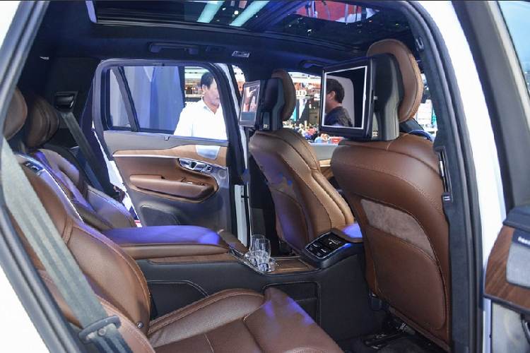 Volvo XC90 Excellence chỉ có vài thay đổi nhỏ so với phiên bản Volvo XC90 Inscription ở ngoại hình. Thậm chí, phần đầu xe chẳng khác gì một phiên bản tiêu chuẩn với lưới tản nhiệt kép xếp hàng dọc, đèn định vị mô phỏng búa Thor... chịu khó đi vòng qua bên hông xe, xe được bổ sung thêm các thanh nẹp mạ crôm và dòng chữ Excellence dập nổi bên sườn xe. Bộ mâm đặc biệt thiết kế 6 chấu đơn có kích thước lên đến 21 inch cũng là điểm thay đổi sáng giá của Volvo XC90 Excellence.