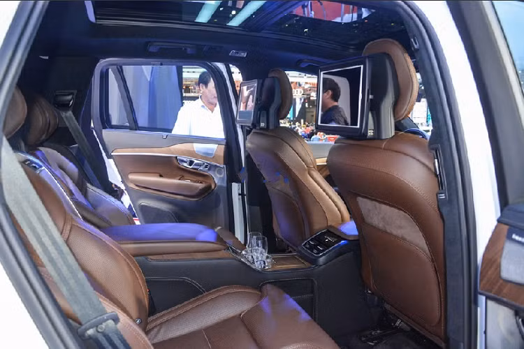 Volvo XC90 Excellence chỉ có vài thay đổi nhỏ so với phiên bản Volvo XC90 Inscription ở ngoại hình. Thậm chí, phần đầu xe chẳng khác gì một phiên bản tiêu chuẩn với lưới tản nhiệt kép xếp hàng dọc, đèn định vị mô phỏng búa Thor... chịu khó đi vòng qua bên hông xe, xe được bổ sung thêm các thanh nẹp mạ crôm và dòng chữ Excellence dập nổi bên sườn xe. Bộ mâm đặc biệt thiết kế 6 chấu đơn có kích thước lên đến 21 inch cũng là điểm thay đổi sáng giá của Volvo XC90 Excellence.