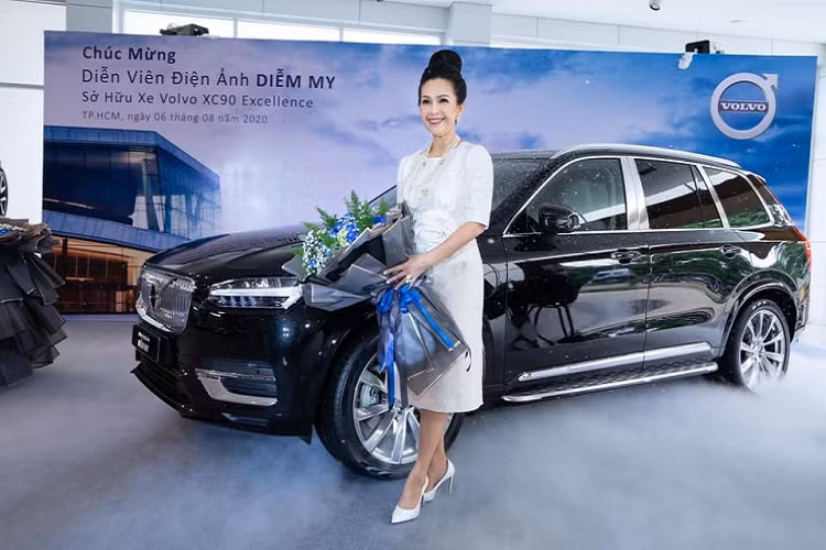 Giá xe Volvo 2020 mới nhất tại Việt Nam diện phân phối chính hãng dành cho phiên bản XC90 Excellence đời 2020 từ 6,5 tỷ đồng. Như vậy, ước tính chi phí lăn bánh cho chiếc SUV hạng sang Volvo XC90 Excellence phiên bản 2020 của nữ diễn viên điện ảnh Diễm My 6X có giá không dưới 7,16 tỷ đồng.