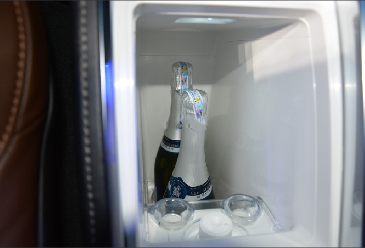 Cảm giác sang trọng này cũng đánh đổi nhiều thứ chẳng hạn như hàng ghế thứ 2 không thể gập lại như các phiên bản trước nhằm tăng dung tích cho khoang hành lý. Việc loại bỏ hàng ghế thứ 3 trên XC90 Excellence đã giúp mẫu SUV đắt nhất của Volvo có khoang hành lý rộng rãi hơn với dung tích 2.427 lít. Việc loại bỏ đi một ghế ngồi ở chính giữa hàng ghế thứ 2 đã giúp Volvo biến chiếc XC90 Excellence trở nên sang trọng và đẳng cấp hơn với bệ tì tay được bọc da cao cấp, phía dưới được ốp gỗ.