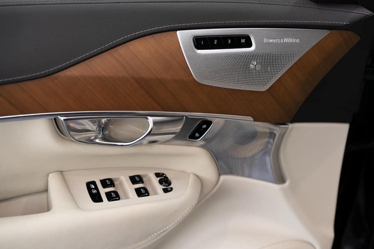 Ngoài ra, màn hình này còn cho phép chủ nhân của xe chỉnh tính năng trượt và ngửa của ghế phụ lái phía trước, hay dịch ghế phụ lái để đưa iPad về gần mình hơn. 2 iPad cỡ lớn gắn trên tựa đầu phía sau ghế trước đảm nhận việc giải trí cho 2 ghế thương gia phía sau. Chưa hết, Volvo XC90 Excellence của nữ diễn viên Diễm My 6X còn có một màn hình khác nằm giữa 2 ghế trước để hành khách chỉnh nhiệt độ điều hòa, tốc độ quạt gió, hệ thống âm thanh, thay đổi hệ thống định vị, thực hiện cuộc gọi, chỉnh cửa sổ trời toàn cảnh hay cuộn cửa sổ xuống.