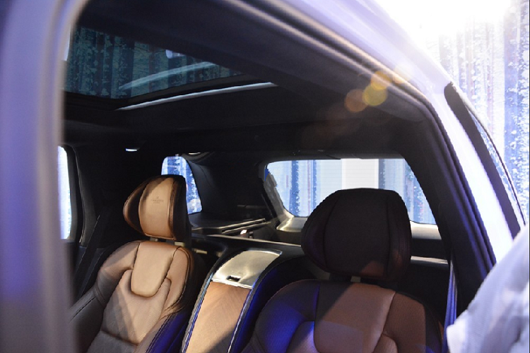 Chiếc SUV Volvo XC90 Excellence của nữ diễn viên Diễm My 6X giờ đây chỉ cón 4 ghế ngồi. Những sự hy sinh chỗ ngồi nhường lại cho các trang bị cao cấp và sang trọng nhất. Đầu tiên là việc trang bị tấm kính làm nhiệm vụ vách ngăn với khoang hành lý. Điều này giúp loại bỏ tiếng ồn từ phía sau vọng vào cabin.