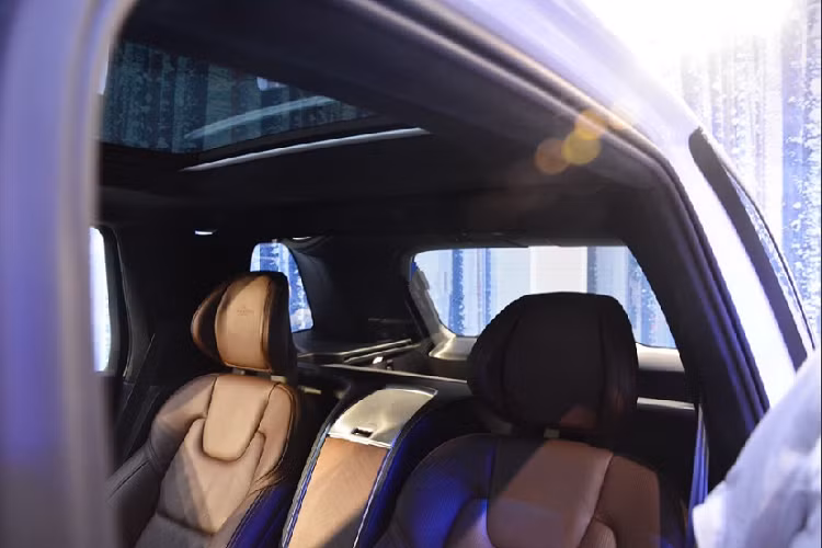 Chiếc SUV Volvo XC90 Excellence của nữ diễn viên Diễm My 6X giờ đây chỉ cón 4 ghế ngồi. Những sự hy sinh chỗ ngồi nhường lại cho các trang bị cao cấp và sang trọng nhất. Đầu tiên là việc trang bị tấm kính làm nhiệm vụ vách ngăn với khoang hành lý. Điều này giúp loại bỏ tiếng ồn từ phía sau vọng vào cabin.