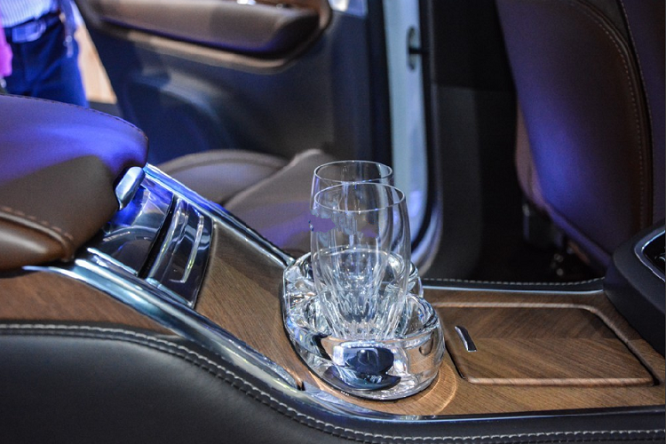 Ở giữa 2 hàng ghế sau của Volvo XC90 Excellence còn xuất hiện một tủ lạnh mini dùng để đựng 2 chiếc ly bằng pha lê do thương hiệu Orrefors chế tạo. Ngoài ra, tủ lạnh này còn có để chứa 2 chai champagne giúp chủ nhân "giải khát" bất cứ khi nào muốn. Chưa hết, hàng ghế sau còn được Volvo trang bị 2 bàn làm việc cho XC90 Excellence, khi không sử dụng, bàn làm việc này sẽ xếp lại gọn gàng vào cụm điều khiển trung tâm. Màn hình nhỏ nằm trên bệ tì tay trung tâm đảm nhận việc điều chỉnh hệ thống sưởi/làm mát/massage của ghế hay chế độ của ngăn đựng cốc ở hàng ghế sau.