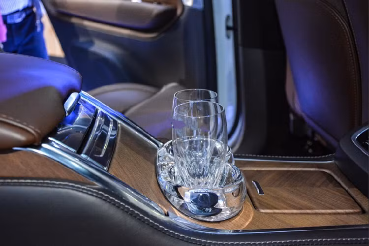 Ở giữa 2 hàng ghế sau của Volvo XC90 Excellence còn xuất hiện một tủ lạnh mini dùng để đựng 2 chiếc ly bằng pha lê do thương hiệu Orrefors chế tạo. Ngoài ra, tủ lạnh này còn có để chứa 2 chai champagne giúp chủ nhân "giải khát" bất cứ khi nào muốn. Chưa hết, hàng ghế sau còn được Volvo trang bị 2 bàn làm việc cho XC90 Excellence, khi không sử dụng, bàn làm việc này sẽ xếp lại gọn gàng vào cụm điều khiển trung tâm. Màn hình nhỏ nằm trên bệ tì tay trung tâm đảm nhận việc điều chỉnh hệ thống sưởi/làm mát/massage của ghế hay chế độ của ngăn đựng cốc ở hàng ghế sau.