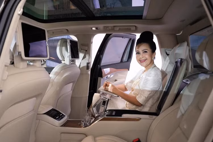 Để miêu tả về Volvo XC90 của Diễm My 6X mới mua, chúng tôi chỉ có thể nói hãng Volvo đã khá mạo hiểm khi tạo ra chiếc SUV đắt nhất của hãng. So với giá xe Volvo XC90 Inscription đang phân phối chính hãng tại Việt Nam với mức giá bán 3.99 tỷ đồng, Volvo XC90 Excellence đắt hơn đến 2,6 tỷ đồng. Nếu so với giá bán của Volvo XC90 Momentum, con số này tăng đến 3 tỷ đồng.