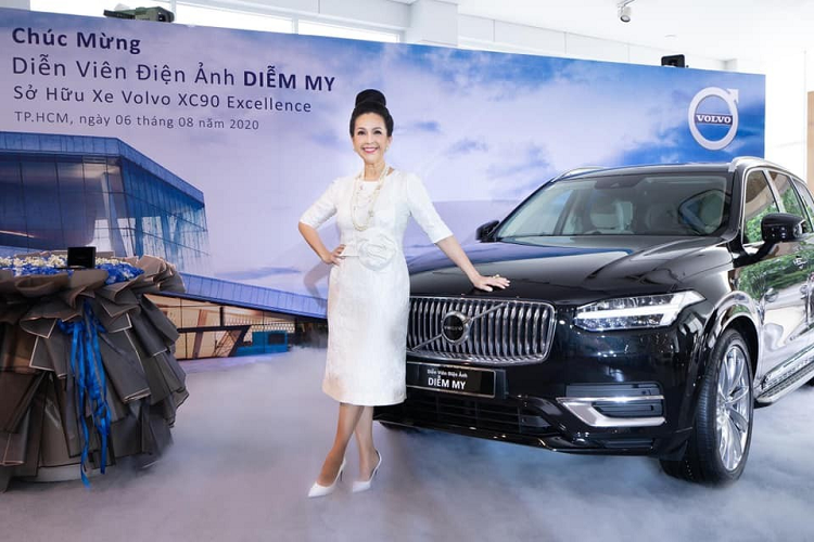 Gần đây, nữ diễn viên điện ảnh Diễm My đã nhận bàn giao chiếc xe Volvo XC90 chính hãng không ít người mơ ước. Được biết, chiếc xe Volvo XC90 của Diễm My 6X này mua thuộc phiên bản đắt đỏ nhất là Excellence phiên bản 2020.