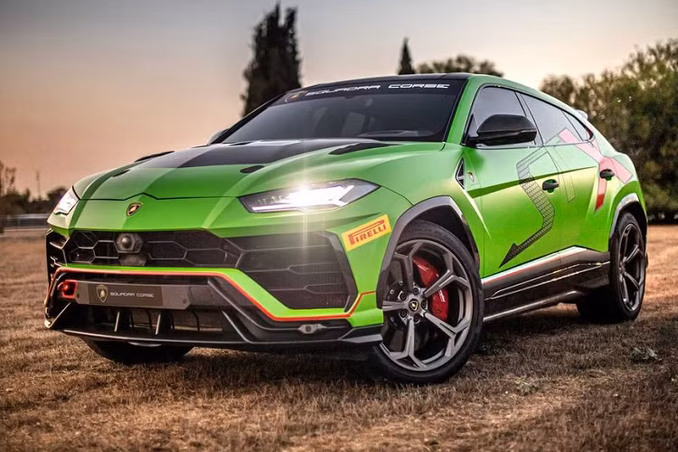 Lần đầu lộ diện từ năm 2018 với concept xe đua, siêu SUV Lamborghini Urus ST-X Concept chính thức ra mắt sau đó 1 năm với tư cách là “chiếc siêu SUV đầu tiên trong thế giới xe đua.”