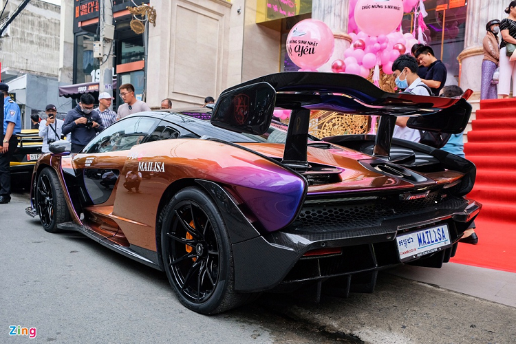 Chiếc McLaren Senna ở Sài Gòn này thuộc đời 2019. Điểm gây ấn tượng nhất của chiếc Senna này là màu sơn ngoại thất được cá nhân hóa bởi bộ phận MSO (McLaren Special Operation). Cụ thể, siêu xe này mang phối màu ngoại thất Cerberus Pearl đặc biệt.